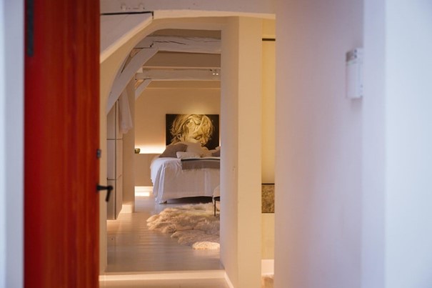 De slaapkamer. De originele houten balken bleven overal in de woning bewaard.