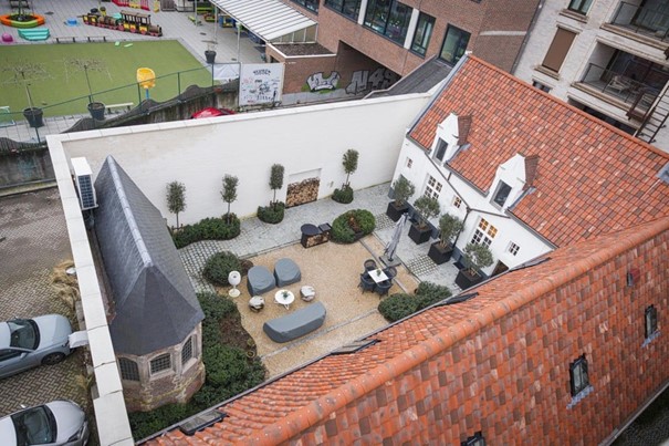 Een bovenzicht op de binnentuin van de godshuisjes.