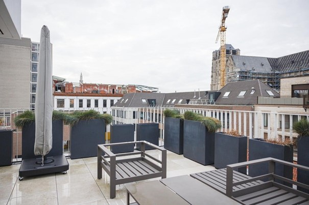 Het terras van het penthouse van Anne-Mie. Hier heeft ze zicht op de Sint-Jacobskerk, de kathedraal en de Boerentoren.
