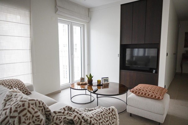 Met ingemaakte eikenhouten kasten maakte de interieurarchitecte optimaal gebruik van de ruimte