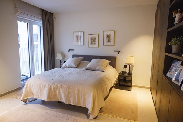 Ook in de slaapkamer zijn er ingemaakte kasten.