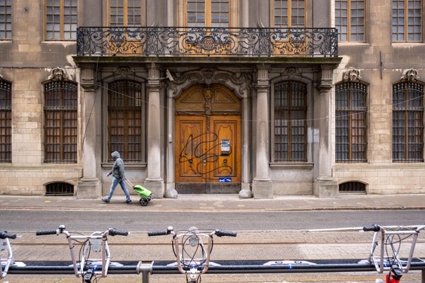 Het centrale Hotel du Bois is van een andere eigenaar en wacht nog op restauratie.