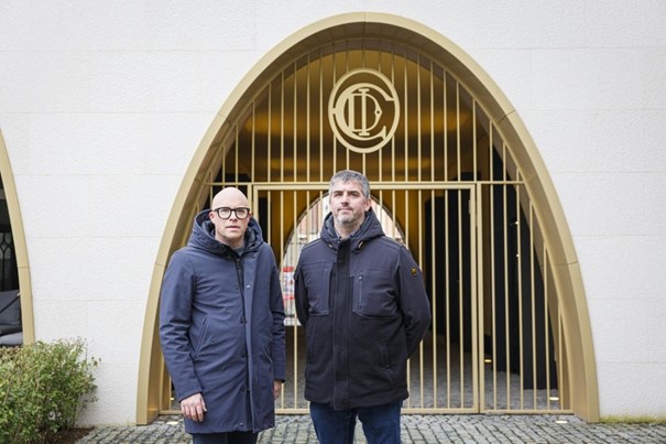 Hans Janssen en Luk Mertens van Bold-architecten voor de poort, met het logo van de Dames erin verwerkt.