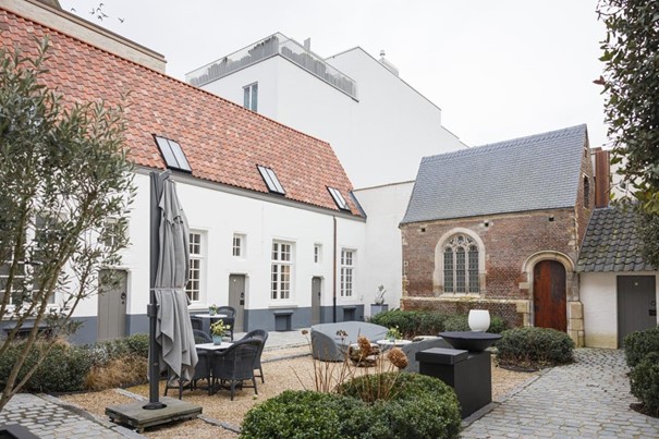 De binnenplaats van de godshuisjes, met de kapel die beschermd is als erfgoed.