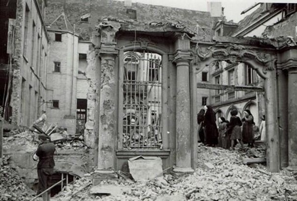 Een foto vlak na het bombardement in 1944: een deel van de school is ingestort.