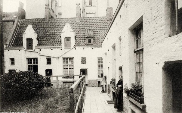 Een foto van de oude godshuisjes: de acht huisjes zijn nu één gezinswoning geworden.