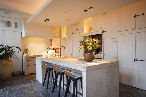 De keuken met een blad in natuursteen.