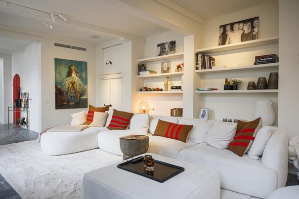 In de woonkamer zorgen ingemaakte boekenplanken voor meer diepte.