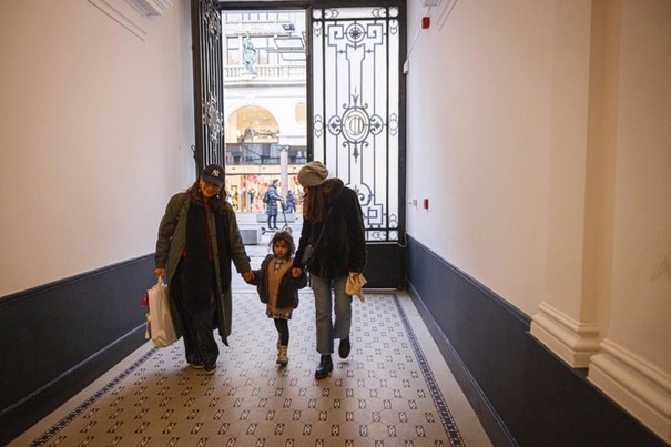 Wanneer we de poort aan de kant van de Meir opendoen, glippen Steffi, Sarah en Mila even mee binnen.