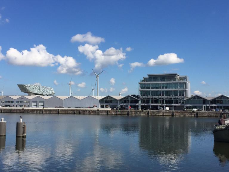 Vooraanzicht Houtdok_burelen&magazijnen_met_havenhuis.jpg